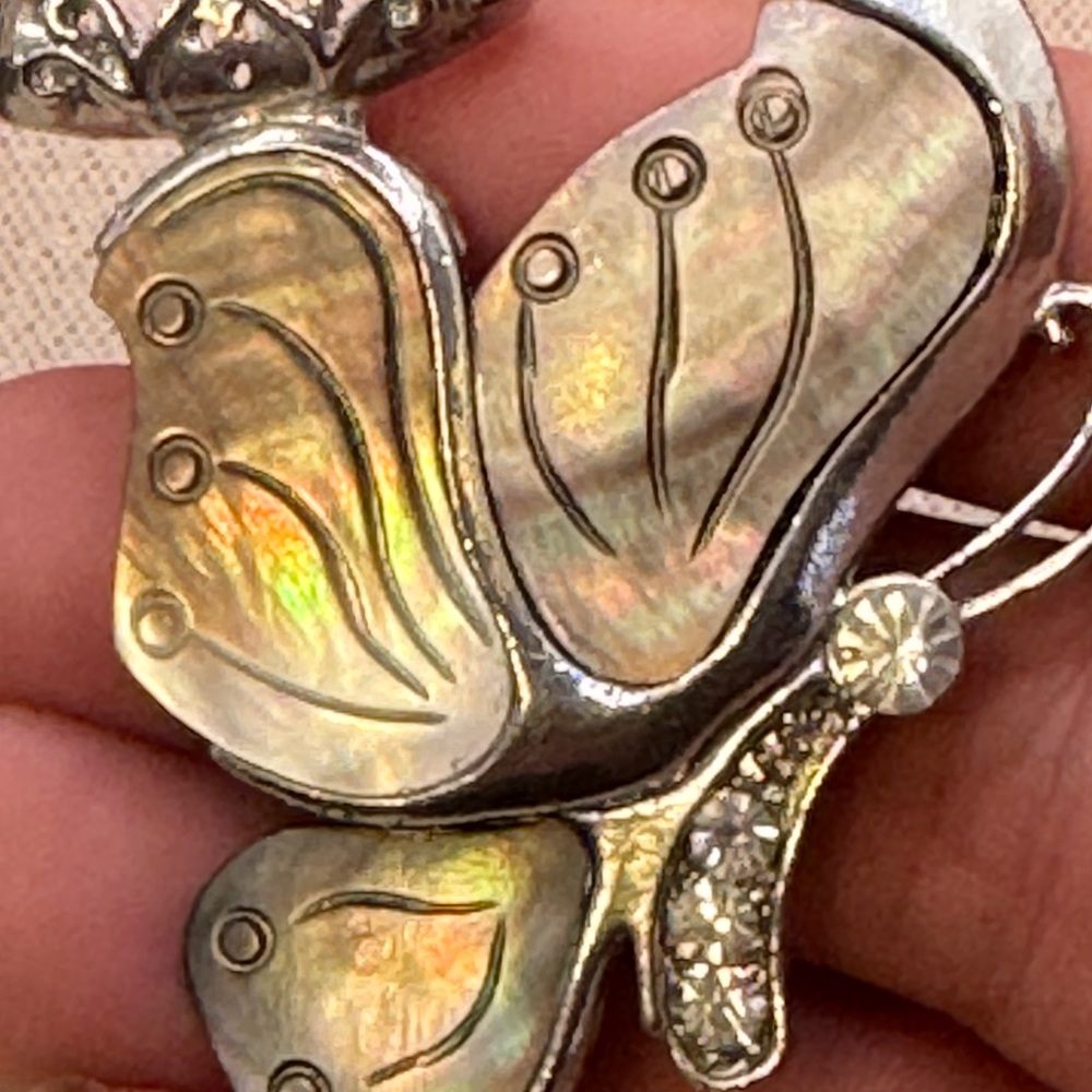 Silver & iridescent pearl large winged butterfly with rhinestones pendant - Picture 5 of 6